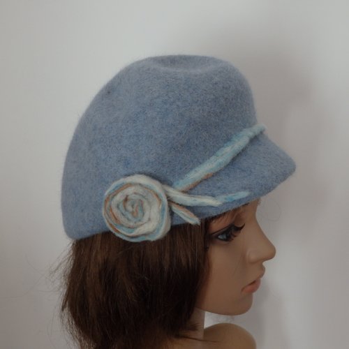 Casquette cloche en poils de lapin bleue. décor fleur de laine artisanal, chapeau chic, casquette vintage