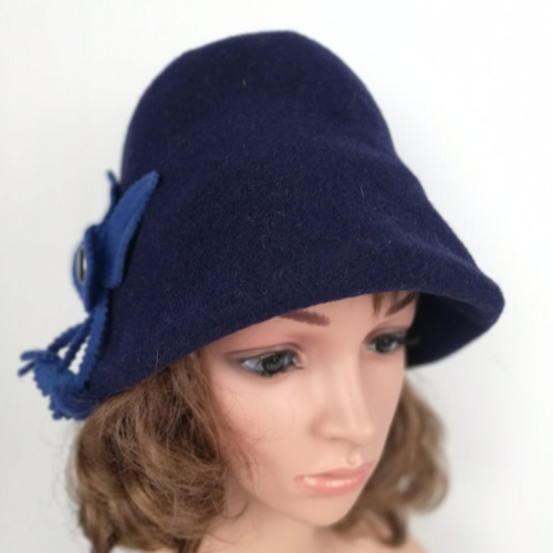 Chapeau cloche bleu fabriqué dans la même matière que le béret. souple et imperméable.