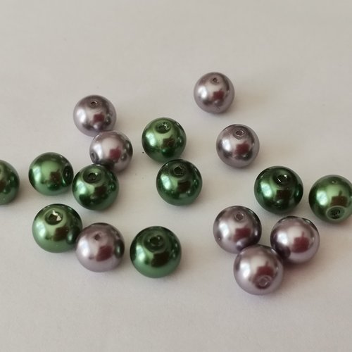 Perles en verre nacré 8 mm vert gris x 22- fin de série