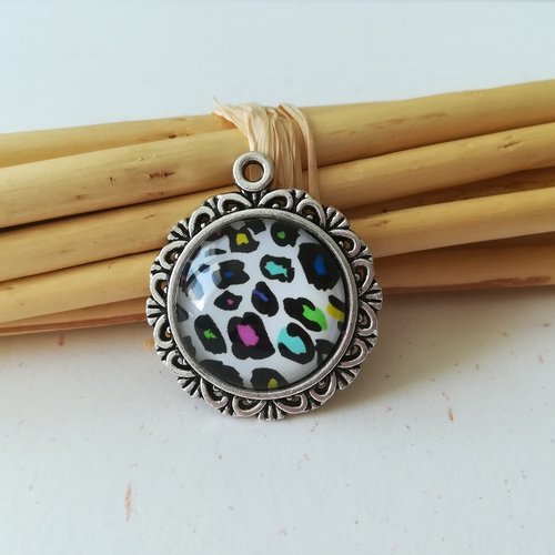 Pendentif rond avec cabochon verre de 20 mm taches multicolores