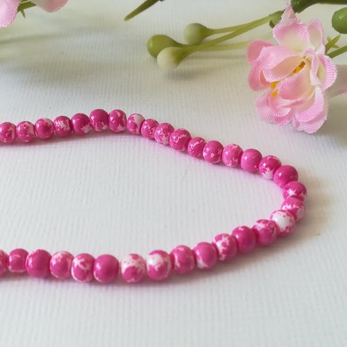 50 perles en verre 4 mm blanches taches fuchsia