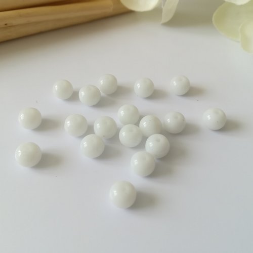 25 perles en verre imitation jade 6 mm blanche