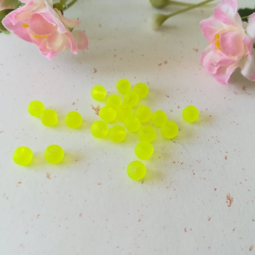 50 perles en verre givré 4 mm jaune fluo