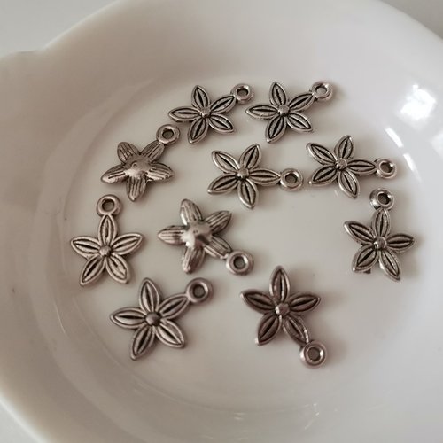 10 breloques métal fleur argent mat