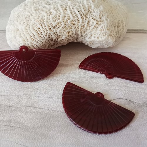 2 pendentifs acrylique éventail couleur bordeaux