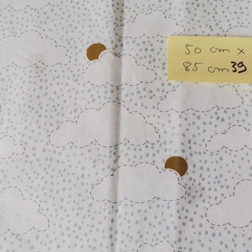 Tissu coton motifs nuages  50 x 85 cm