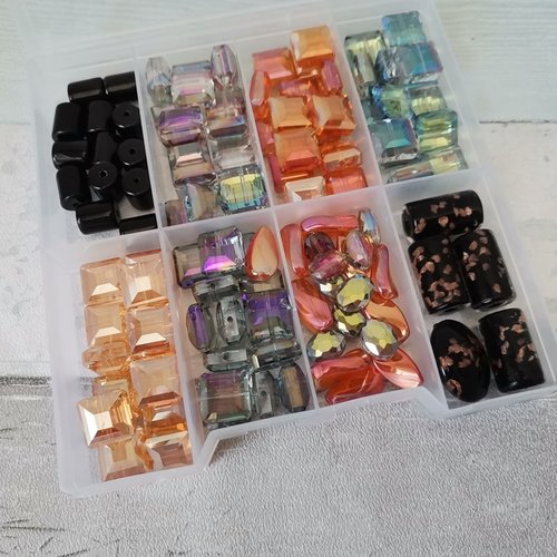 Boite de 112 perles en verre laqué