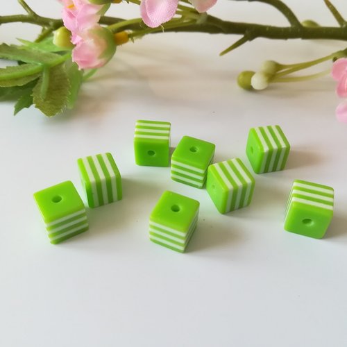 20 perles résine cube 8 mm verte et  blanche