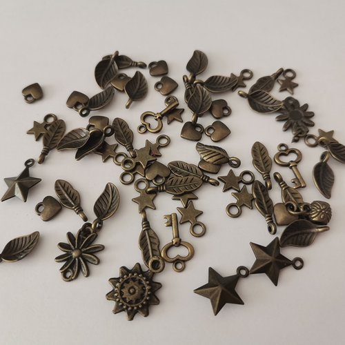 Lot de 63 breloques bronze