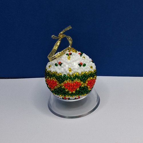 Boule de noël avec cœur en perles