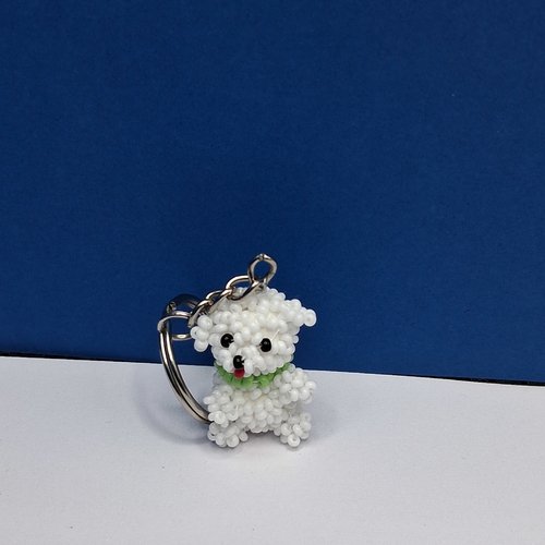 Porte-clés chien avec collier vert en perles