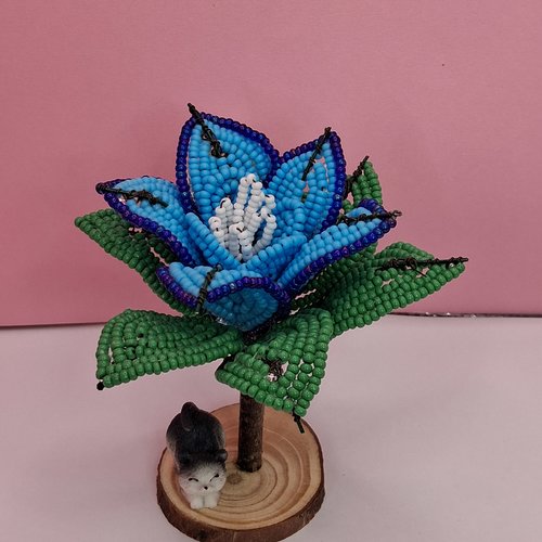 Fleur bleue et blanche en perles de rocaille