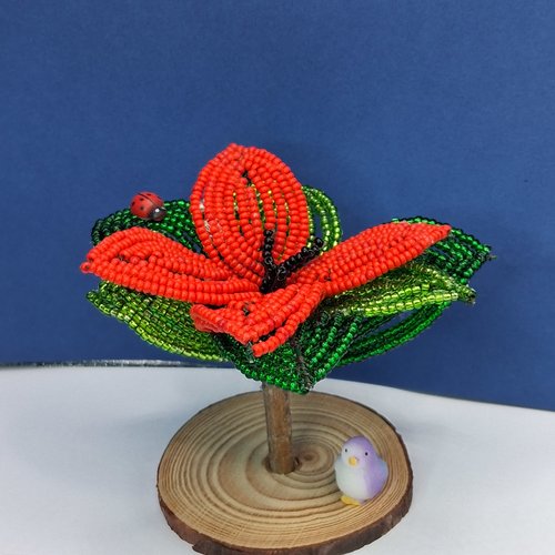 Fleur coquelicot en perles de rocailles – décoration artisanale sur socle bois