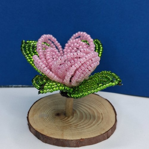 Mini fleur rose en perles de rocaille – décoration artisanale sur socle bois