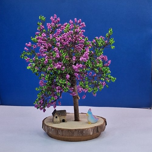 Arbre décoratif en perles de rocaille – arbre fleuri violet et vert – création artisanale sur socle bois