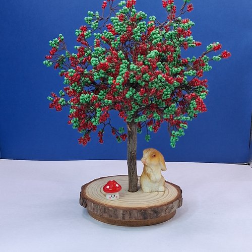 Arbre décoratif en perles rouge et vert – création artisanale avec lapin et champignon sur socle en bois