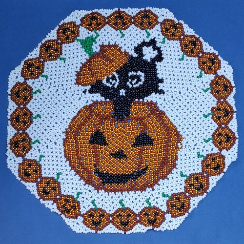 Napperon halloween en perles – citrouille et chat noir