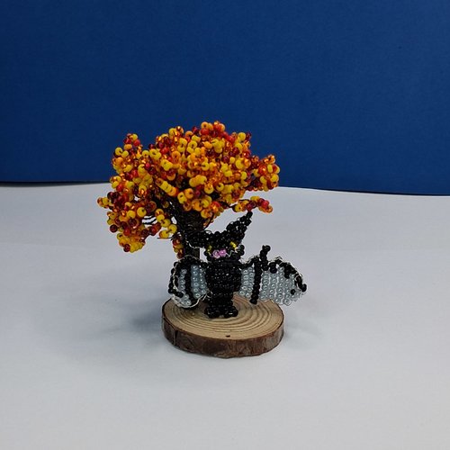 Chauve-souris noir et grise sous un arbre automne en perles / pièce unique /halloween /