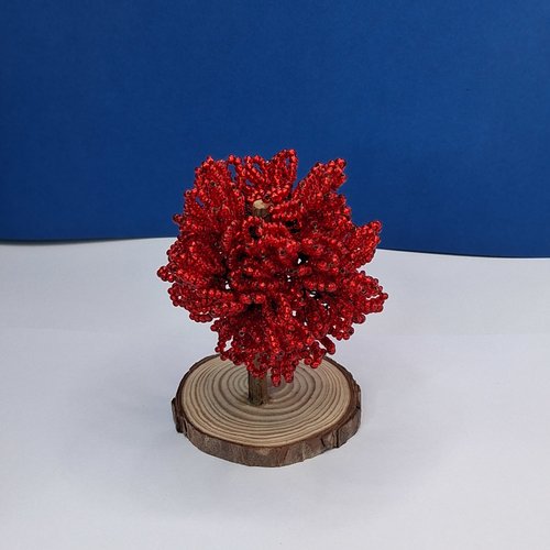 Arbre rouge en perles de rocailles