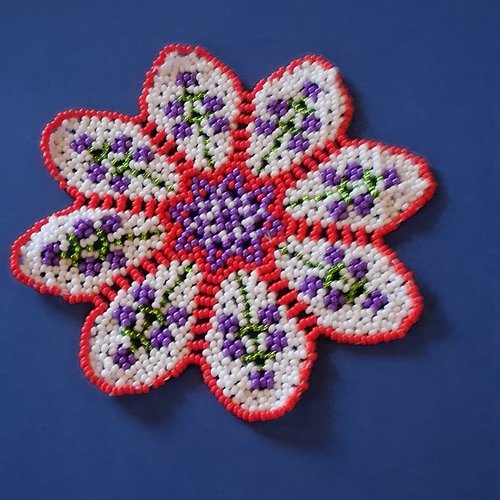 Napperon petite fleur violette en perles