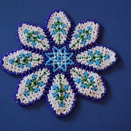 Napperon petite fleur bleue en perles