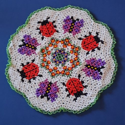 Napperon coccinelle et papillon en perles