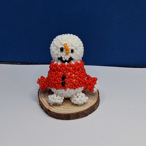 Figurine bonhomme de neige rouge en perles