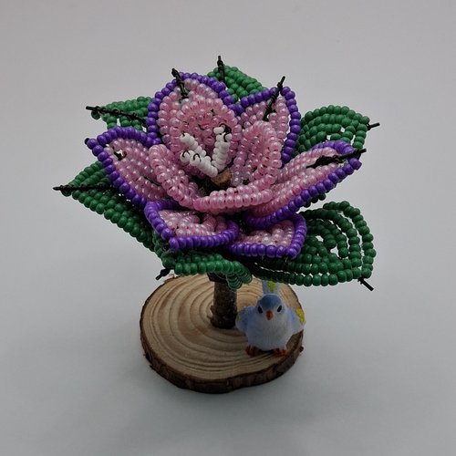 Une fleur rose et violette en perles