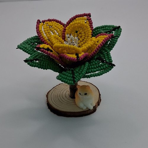 Une fleur jaune en perles