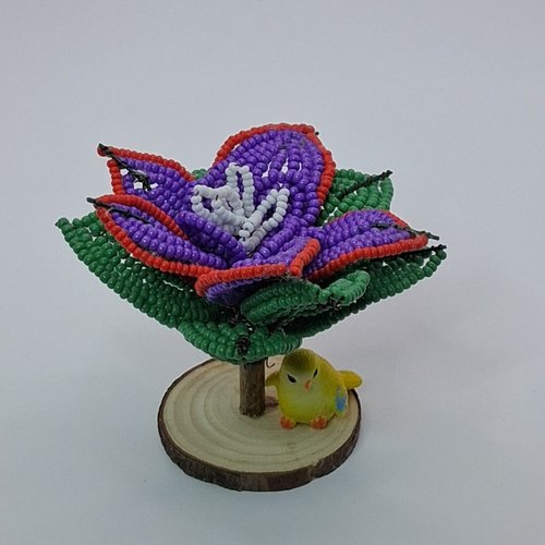 Une fleur violette en perles