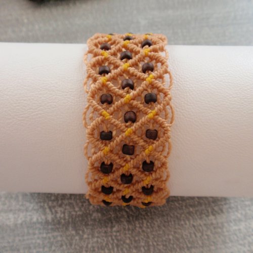 Bracelet macramé en  fil linhasita et rocailles matsuno beige et marron