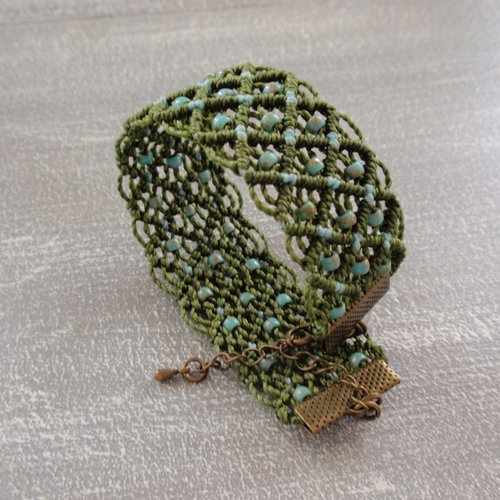 Bracelet macramé en  fil linhasita et rocailles matsuno vert et bleu