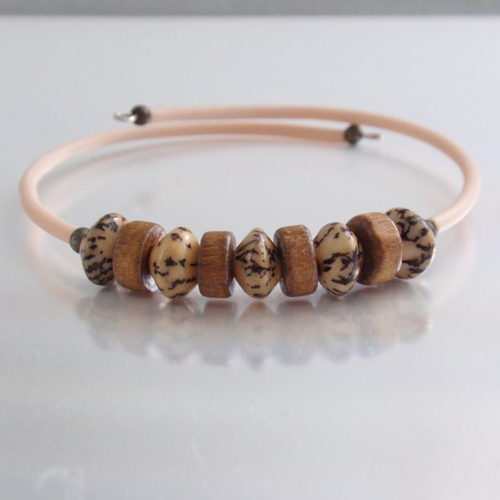 Bracelet sur mémoire de forme perles en bois et graines de palmier
