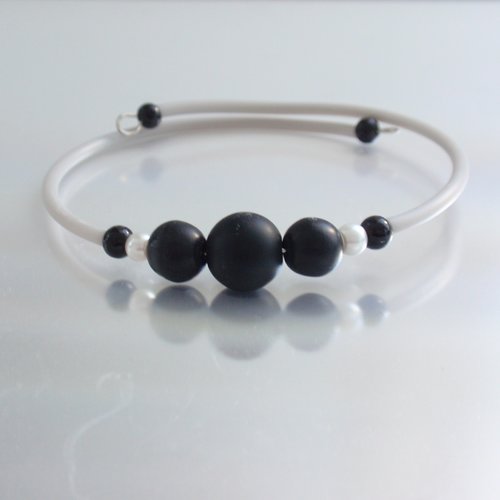Bracelet sur mémoire de forme perles onyx noir
