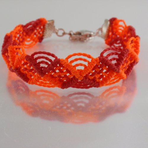 Bracelet en macramé  fil ciré linhasita bordeaux et orange fluo