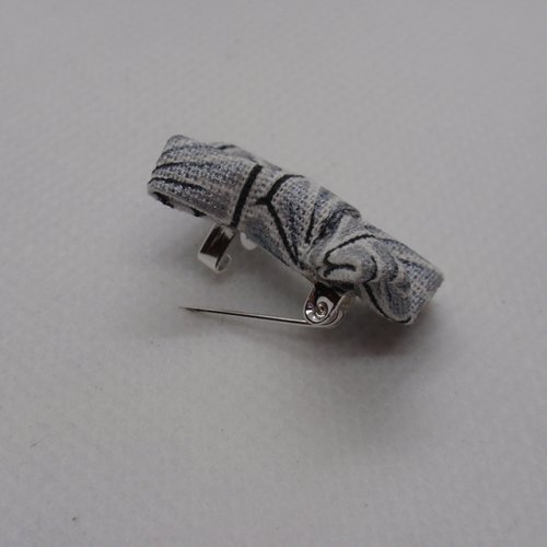 Petit noeud papillon en tissu motif trèfle argent monté sur une broche métal argent clair