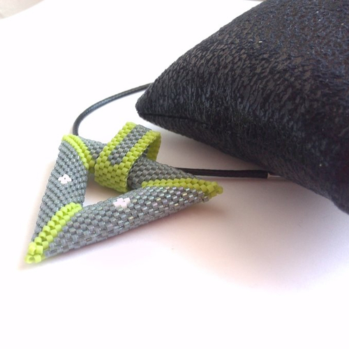 Pendentif triangle 3d en rocaille miyuki vert et gris - tissage peyote