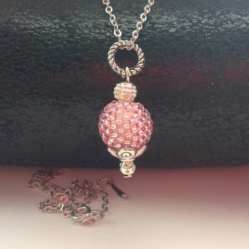 Pendentif avec perle boule en bois perlée, tissée de rocailles roses, apprêts métal argent - fait main
