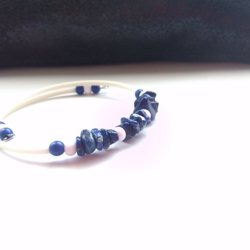 Bracelet sur mémoire de forme perles chips semi-précieuses lapis lazuli, agates bleues et rocailles blanches