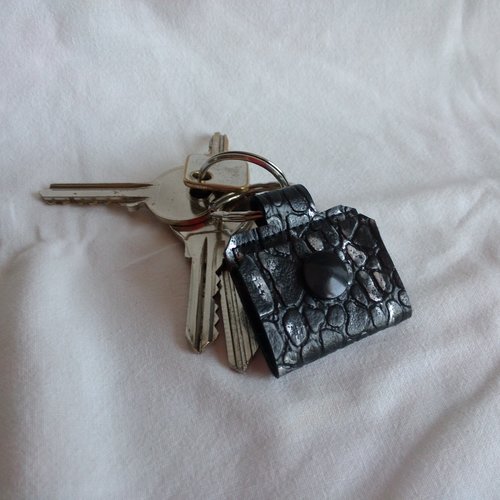 Un porte jeton simili cuir noir aspect croco et son anneau, noir & gris