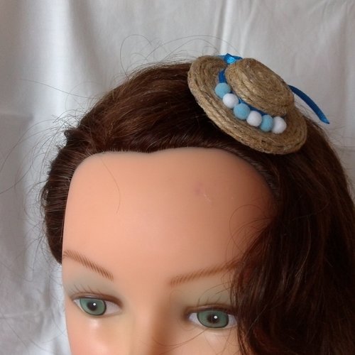 Barrette crocodile, chapeau en corde jute naturelle avec pompons, rubans de satin bleu et perles blanches - fait main