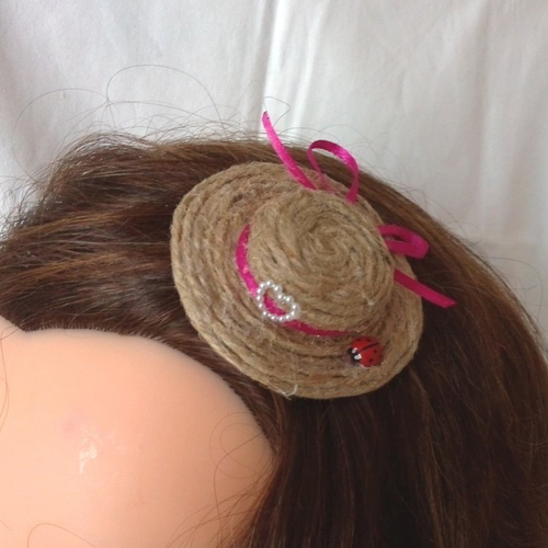 Barrette crocodile, chapeau en corde jute naturelle avec petit coeur, rubans de satin rose, coccinelle et perle blanche - fait main