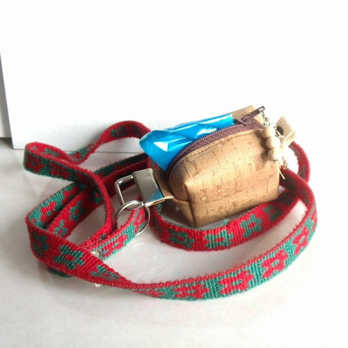 Distributeur ou pochette pour sacs à déjections canines en simili cuir liège  à accrocher sur laisse du chien avec anneau
