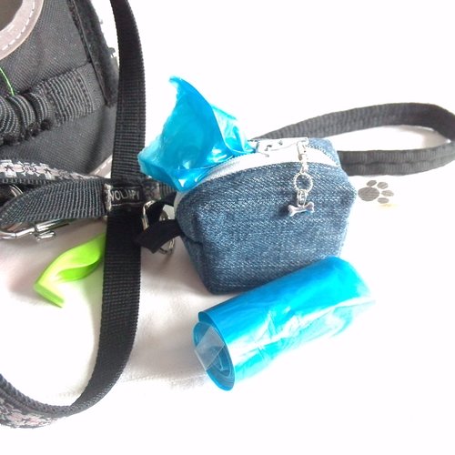 Distributeur ou pochette pour sacs à déjections canines en jean recyclé à accrocher sur laisse du chien avec anneau