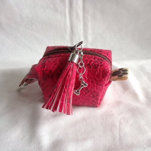 Distributeur ou pochette pour sacs à déjections canines en simili cuir croco rose à accrocher sur laisse du chien avec anneau