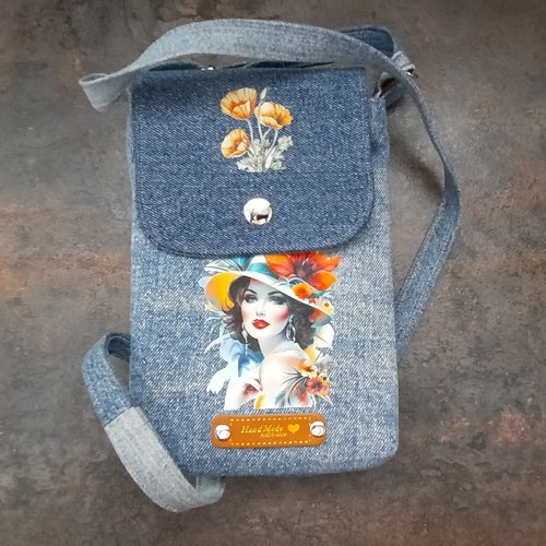 Pochette téléphone ou smartphone "la dame au chapeur fleuri" en jean recyclé avec bandoulière réglable