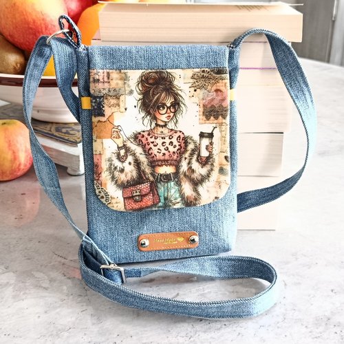 Pochette téléphone ou smartphone "girly et son café" en jean recyclé avec bandoulière réglable - upcycling