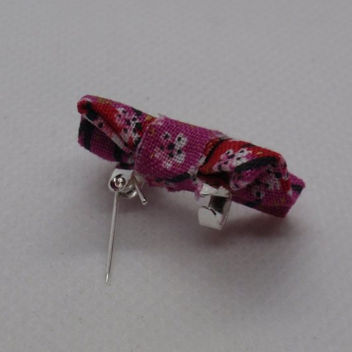 Petit noeud papillon motif cerisier sakura monté sur une broche métal argent clair