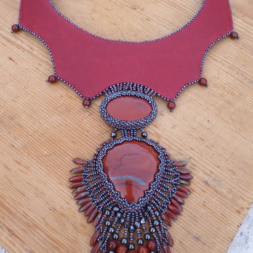 Demeter : collier jaspe et cuir rouge