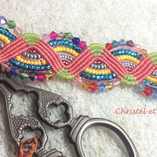 Bracelet macramé, perles multicolore fil corail